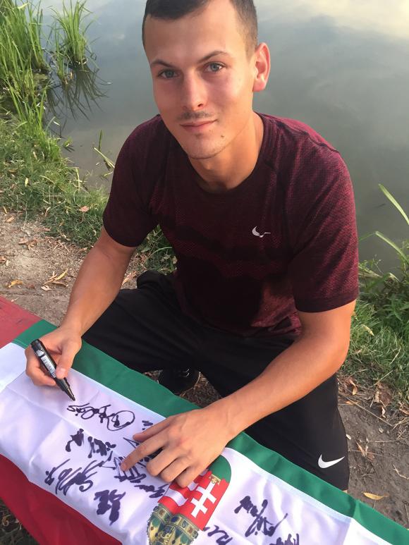 Baji Balázs gátfutó zászló aláírás közben