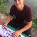 Baji Balázs gátfutó zászló aláírás közben